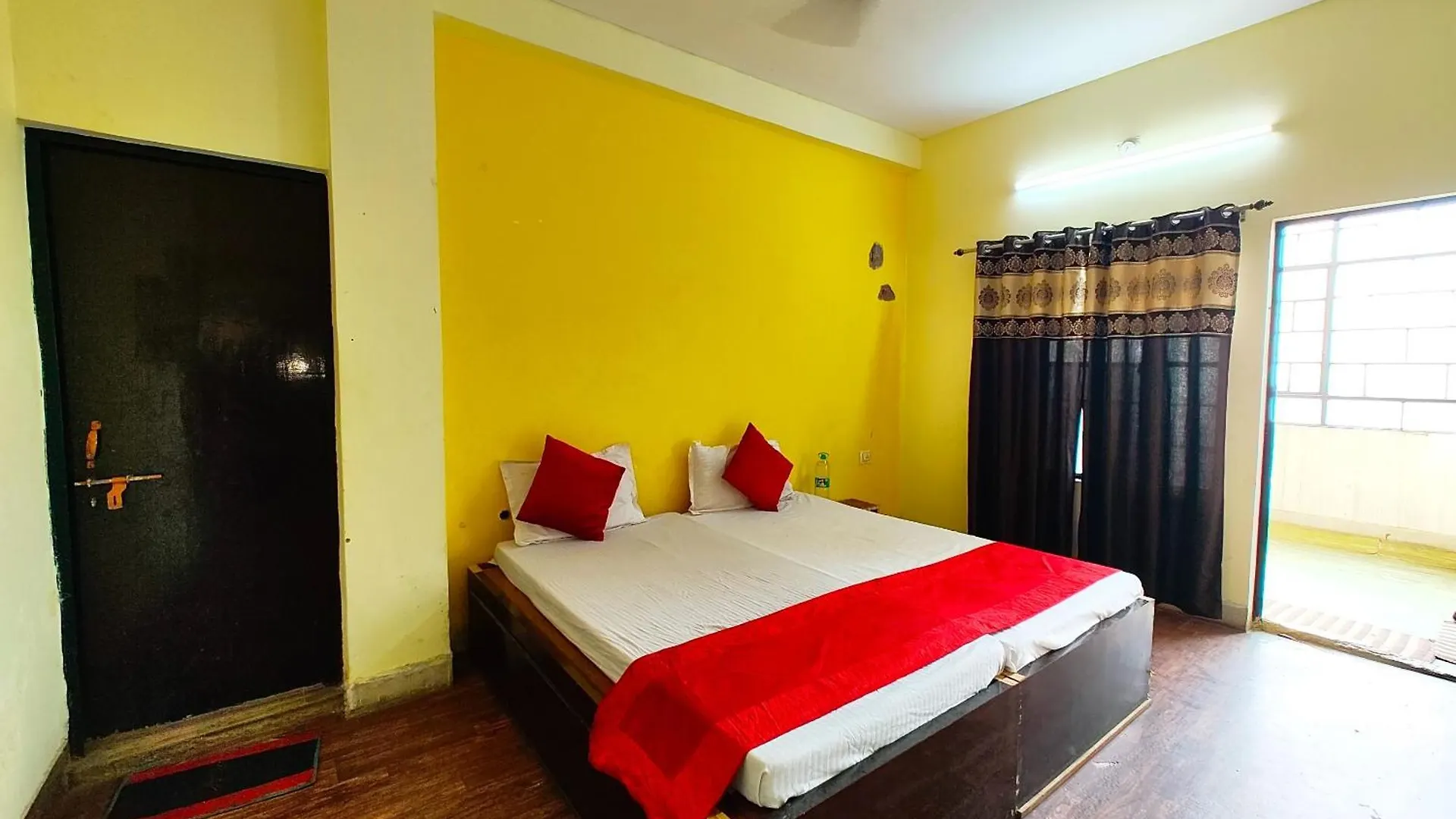 Fully Air-Conditioned - Hotel Varnasi Paradise Premium Near Kashi Vishwanath Temple - And- Ganga Ghat - #Free Parking #Wifi Facilities #Room Service - #Fully Air Conditioning Room #Prime Location - Best Seller In City Váránasí