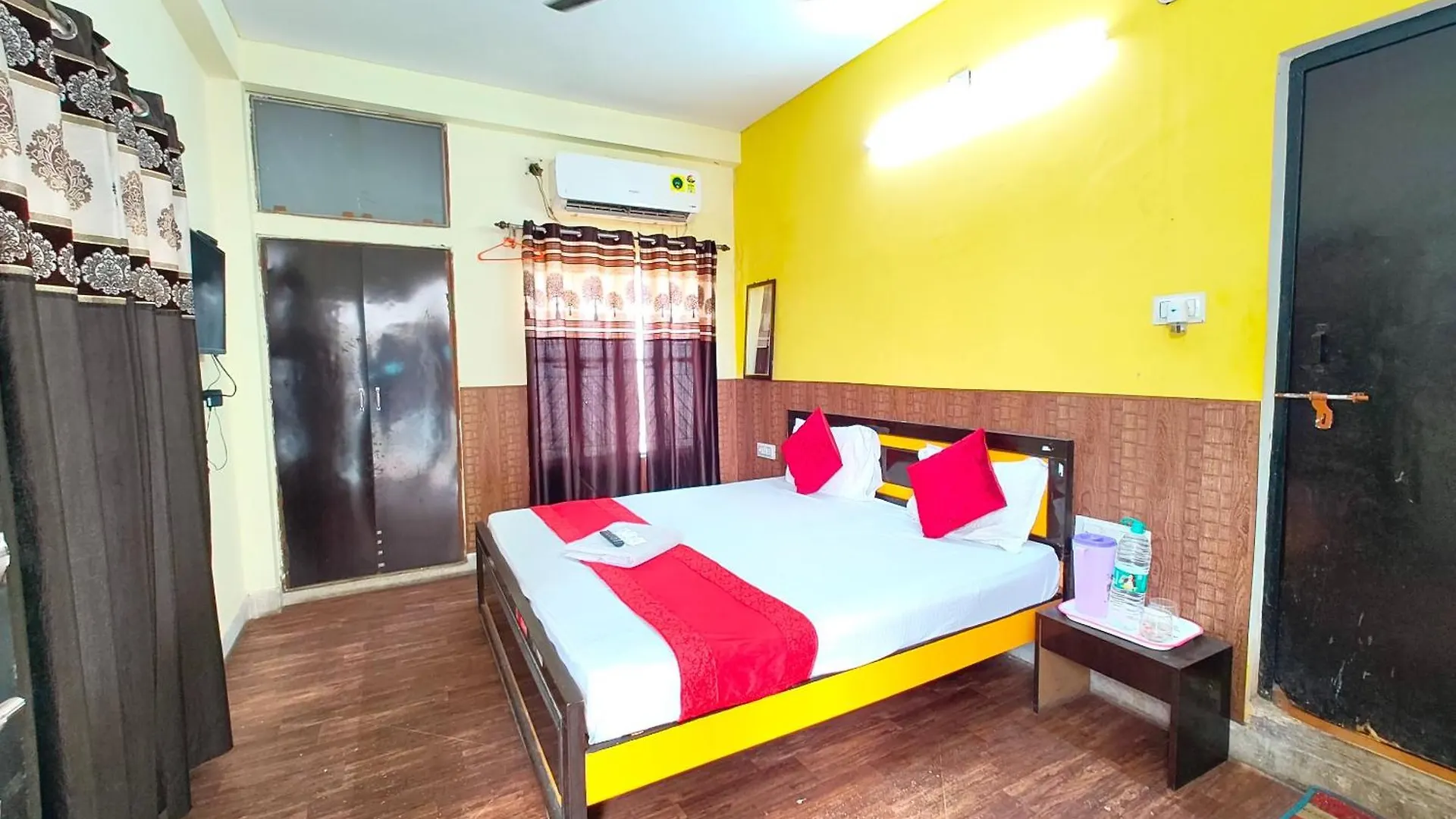 Fully Air-Conditioned - Hotel Varnasi Paradise Premium Near Kashi Vishwanath Temple - And- Ganga Ghat - #Free Parking #Wifi Facilities #Room Service - #Fully Air Conditioning Room #Prime Location - Best Seller In City Váránasí