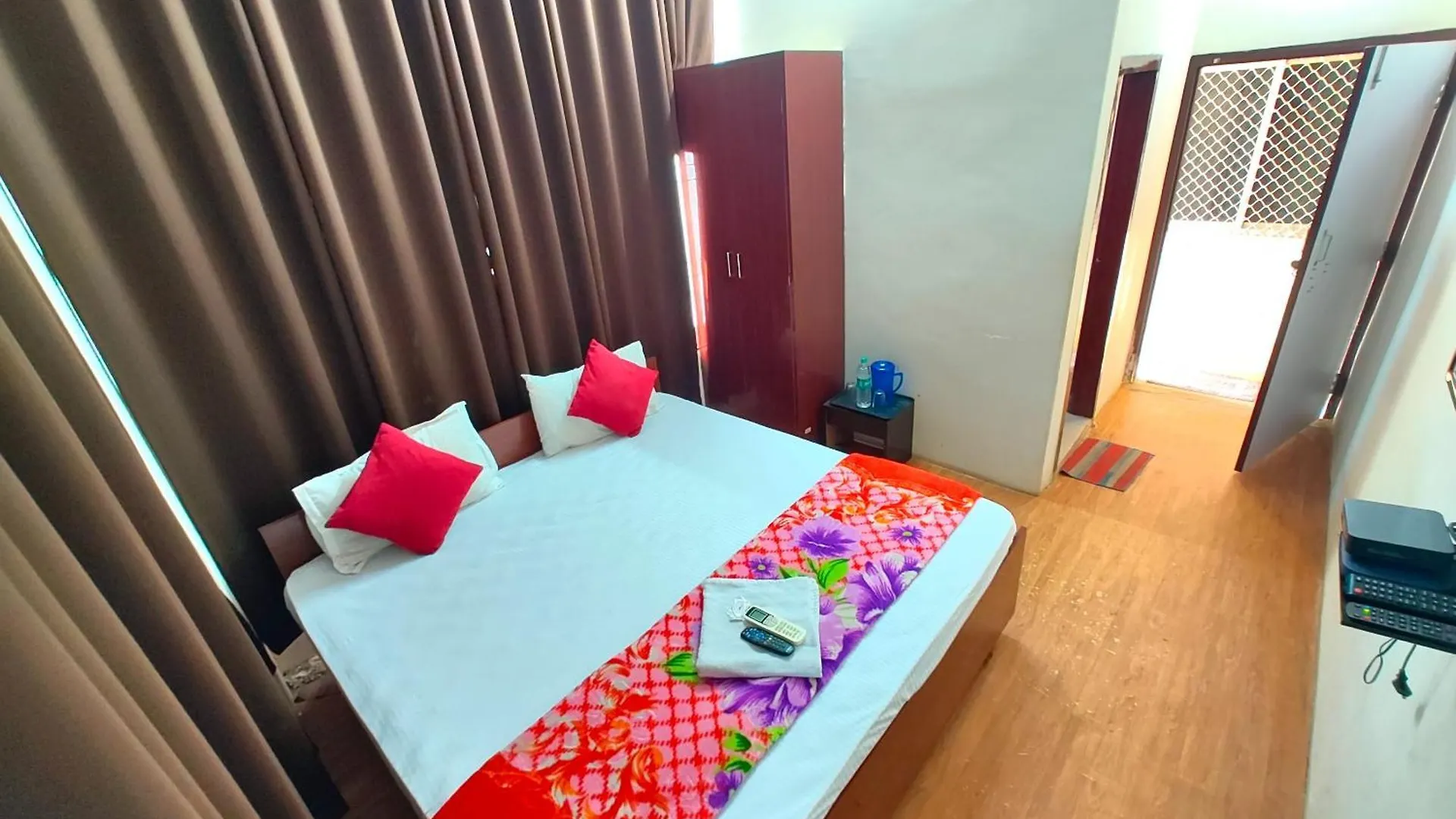 Fully Air-Conditioned - Hotel Varnasi Paradise Premium Near Kashi Vishwanath Temple - And- Ganga Ghat - #Free Parking #Wifi Facilities #Room Service - #Fully Air Conditioning Room #Prime Location - Best Seller In City Váránasí