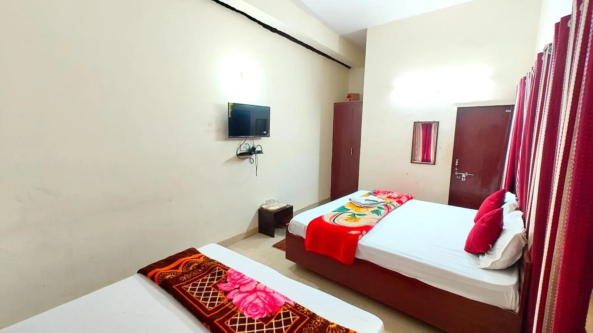 Fully Air-Conditioned - Hotel Varnasi Paradise Premium Near Kashi Vishwanath Temple - And- Ganga Ghat - #Free Parking #Wifi Facilities #Room Service - #Fully Air Conditioning Room #Prime Location - Best Seller In City Váránasí